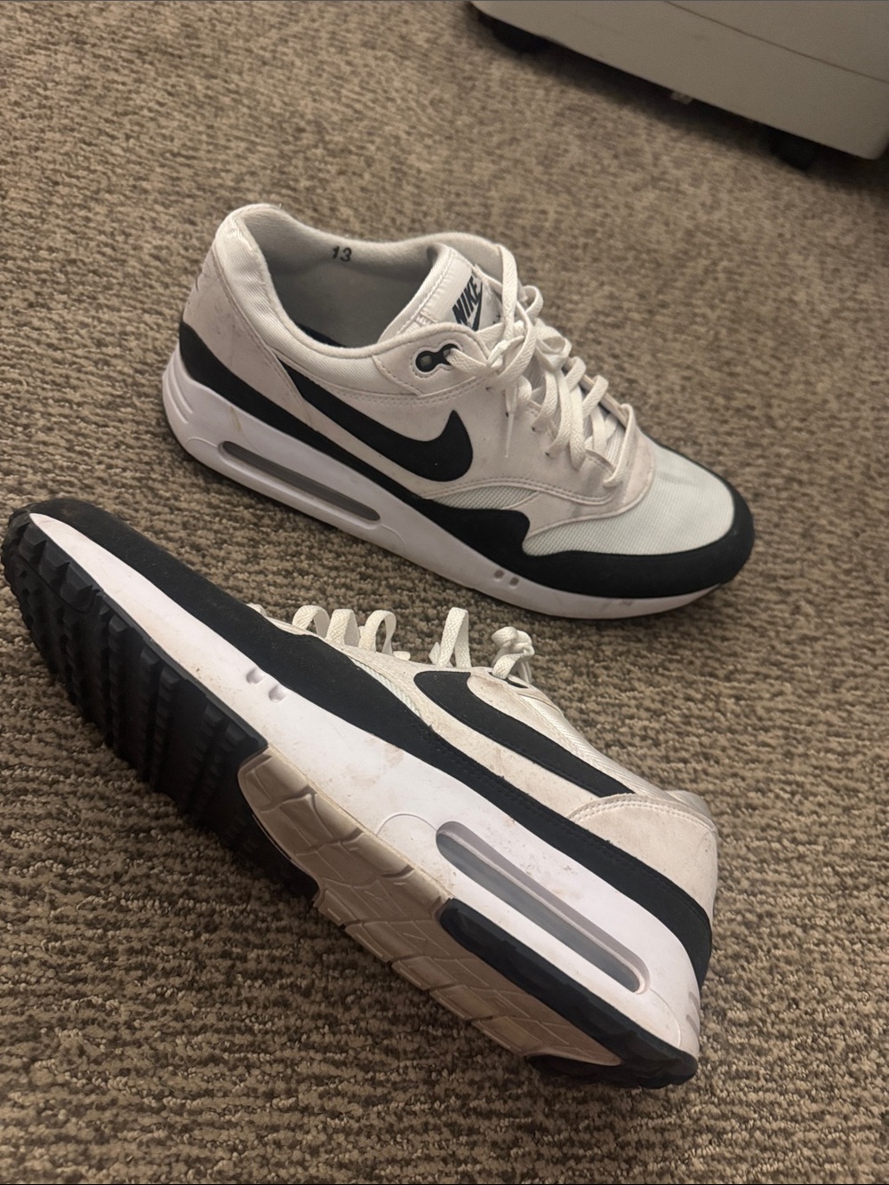 Nike Men’s AIR MAX GOLF White and Black Low-Top Sneakers